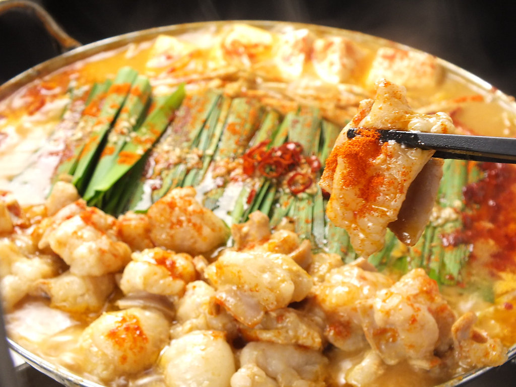 女性に大人気のチゲもつ鍋!特製味噌,コチュジャン,豆板醤などをブレンドした絶品スープ!辛いのに旨い