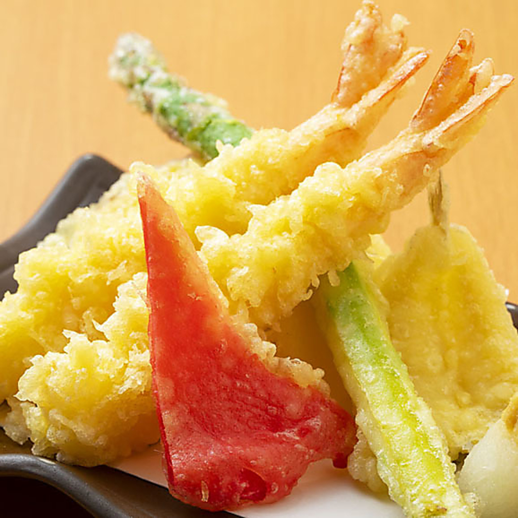 サクサク天ぷらなど、素材の確かさが光る、シンプルかつダイナミックな料理がお手頃価格で味わえます
