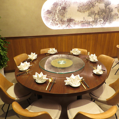 当店のテーブル席は、落ち着いた雰囲気の中でゆったりとお食事を楽しむのに最適な空間です。どのお席でもリラックスしてお過ごしいただけるよう配慮されております。