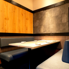 【大小さまざまなお席をご用意】店内は温かみのある明かりで雰囲気抜群♪気の合うお友達との飲み会や女子会などに是非ご利用ください。お席は人数に合わせてご用意できます。ご相談ください！新鮮な海の幸を味わいながら、ゆったりとおくつろぎください。