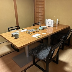 ２名様～４名様の個室、ゆったりおくつろぎください。２つの個室をつなげて最大8名様のご御食事も可能です。