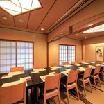 奥には落ち着いたお座敷もあります。接待やご結納、慶事などにお使いください。