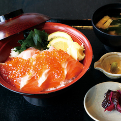 サーモンといくらの贅沢丼、上エビ天丼、生しらす丼も♪