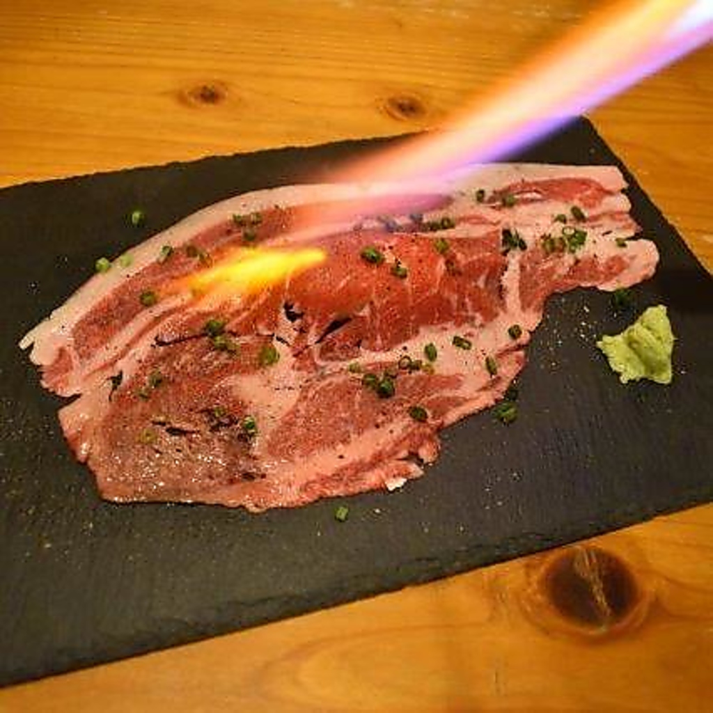 国産牛リブロースの炙り寿司は見た目のインパクト抜群！口の中でとろける食感をお楽しみください♪