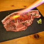 国産牛リブロースの炙り寿司は見た目のインパクト抜群！口の中でとろける食感をお楽しみください♪