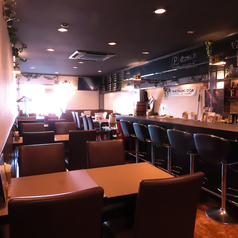 友人や家族との素敵な時間を過ごすための理想的な場所です。にぎやかな雰囲気の中で笑い声が絶えない空間が広がります。おしゃれなテーブル席は、ちょっとしたお食事や飲み会にもぴったり。落ち着いた環境で、ゆったりとした会話を楽しめるのが魅力です。大切な人との時間を心ゆくまで満喫できる場所であること間違いなし♪