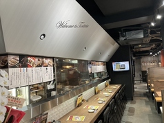 【カウンター】ゆっくりとくつろげるな和空間にうっとりしてください☆各種ご利用いただけるお席は会社宴会を始め、女子会、誕生日会、合コンなど様々なシーンにご利用頂けます!!洗練された空間でお寛ぎ下さい!!広々としたカウンターでいつもとひと際違うお食事を☆