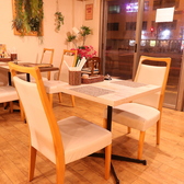 店内の至る所にグリーンの装飾や鉢植えを配置しております。バングラデシュの伝統的なアートと自然が調和し、視覚からも癒やしを感じられる空間作りを徹底しています。