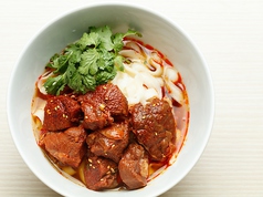 四川牛肉湯麺（刀削麺）／ピリ辛、牛肉つゆソバ（太麺）