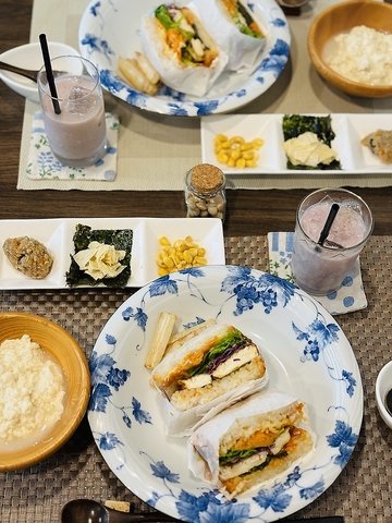 5月のsoy ベジヴィーガンランチは、玄米バンスの韓国風厚揚げライスバーガーです。