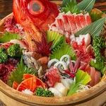 当店のお刺身盛り合わせは桶スタイル★華やかな見た目とあわせて鮮度抜群の海鮮をお楽しみください！
