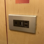 一部テーブル席、全カウンター席にコンセント設置あり♪※90分制