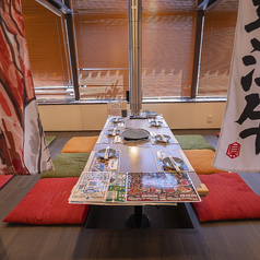 ゆったりと寛げるお座敷は、小さなお子様連れのファミリーや女子会などのお集まりにぴったり。明るく開放的な雰囲気の中、ごゆっくりとお食事をどうぞ。種類豊富なドリンクと共に、近江牛の希少部位を心ゆくまでご堪能いただけます。