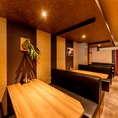 【ゆったりくつろげるテーブル席】広めのテーブル席で、家族や友人との食事、宴会にもぴったり。落ち着いた雰囲気で、会話も料理もゆっくり楽しめる空間です。大人数の際は貸切も可能です。