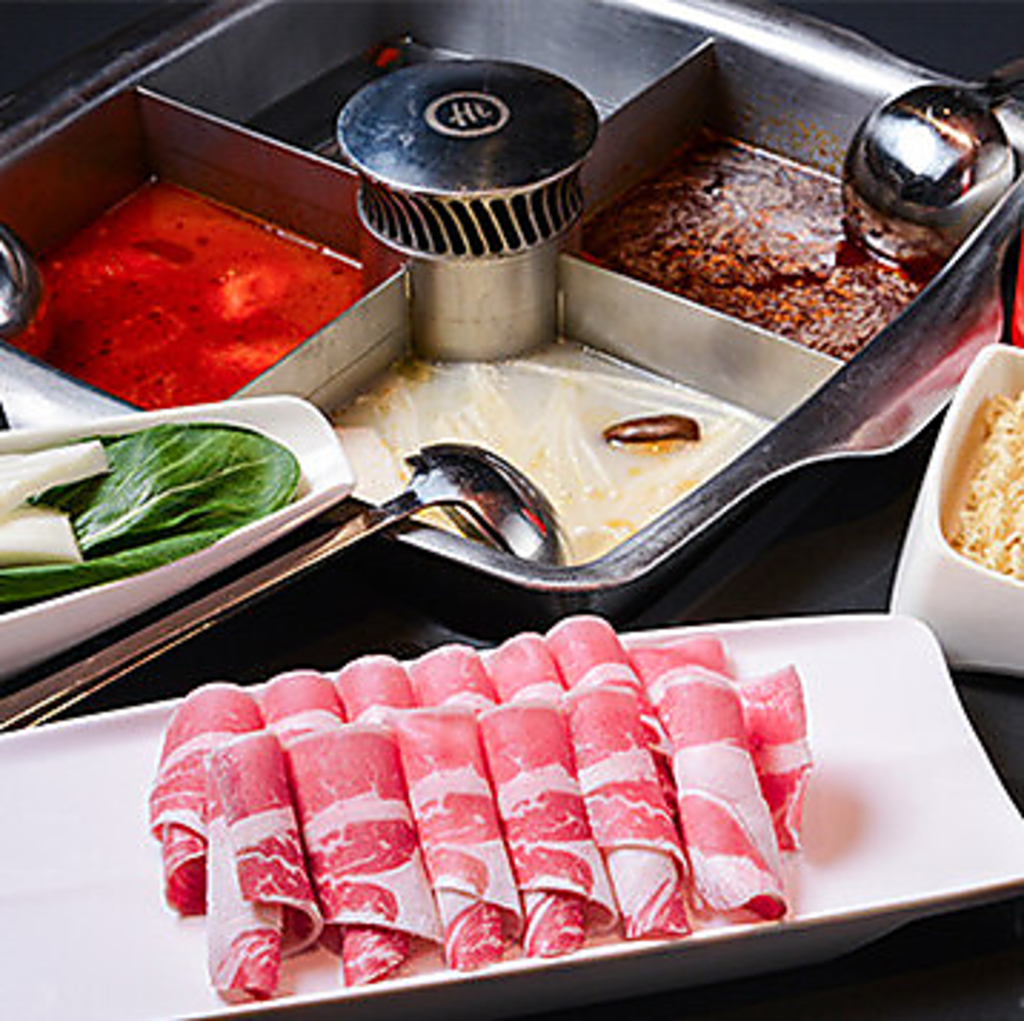 1度に4つの味が楽しめる四色鍋がおすすめ！麻辣や白湯など多彩なスープからお好みでお選びください♪