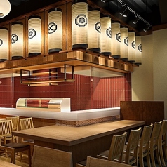 上品で和の要素が息づくモダンな店内は、洗練された空間が魅力です。清潔感ある落ち着いた雰囲気の中で、ゆったりとしたカウンター席が特に人気です。目の前で繰り広げられる調理の様子は、食事を一層特別なものにしてくれます。デートやご家族でのお食事、特別なおもてなしにも最適です◎