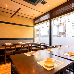 【靴を脱がなくてOK】店内は温かみのある明かりで雰囲気抜群♪気の合うお友達との飲み会や女子会や合コンなどに是非ご利用ください。お席は人数に合わせてご用意できます。ご相談ください！新鮮な海の幸を味わいながら、ゆったりとおくつろぎください。