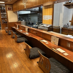 掘りごたつ式、座椅子付きのカウンター。広々としており、職人の技を間近で感じられます。