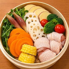 季節野菜と鶏ももの蒸籠蒸し