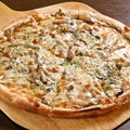 料理メニュー写真 きのことアンチョビのピザ
