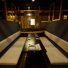 6名様でご利用頂けるソファー席。同様のお部屋を複数ご用意しております。ごゆっくりお過ごしください。札幌駅でのご宴会・新年会に◎