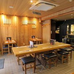 長テーブルは、2名様から8名様まで、お客様の人数に合わせて柔軟にご案内させていただきます◎親しい仲間やご友人との飲み会にぴったりのお席です。