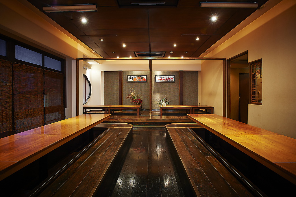 上質な大広間は最大40名様までOK。全席足ラクな掘りごたつ式。大人数でも旨い宴会をお探しなら是非