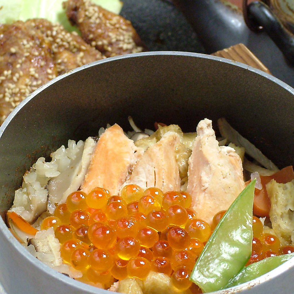 小次郎看板メニューの一つ！「鮭といくらの釜飯780円(税抜)」が大好評♪〆のご飯に是非ご賞味あれ★