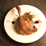 肉・魚・野菜を低温で6時間、じっくり煮込むコンフィ。皮はパリッと中はふっくらジューシーな逸品！