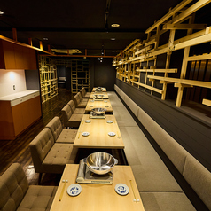 20名様でご利用頂けるソファー席。同様のお部屋を複数ご用意しております。ごゆっくりお過ごしください。札幌駅でのご宴会・新年会に◎