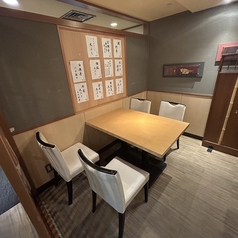 落ち着いた和の空間が魅力の【天喜代 藤沢店】。ゆったりとした4名様用のテーブルは、木のぬくもりと上品な照明が調和した心地よい雰囲気。会食や接待、大切な人とのお食事にも最適です。周囲を気にせずゆっくりと過ごせるプライベートな空間で、贅沢なひとときをお楽しみください。