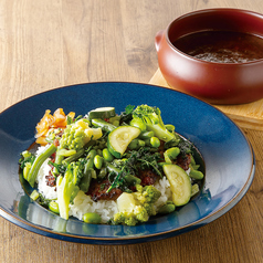 名物!くずし粗挽きハンバーグとグリーンベジタブルのカレー