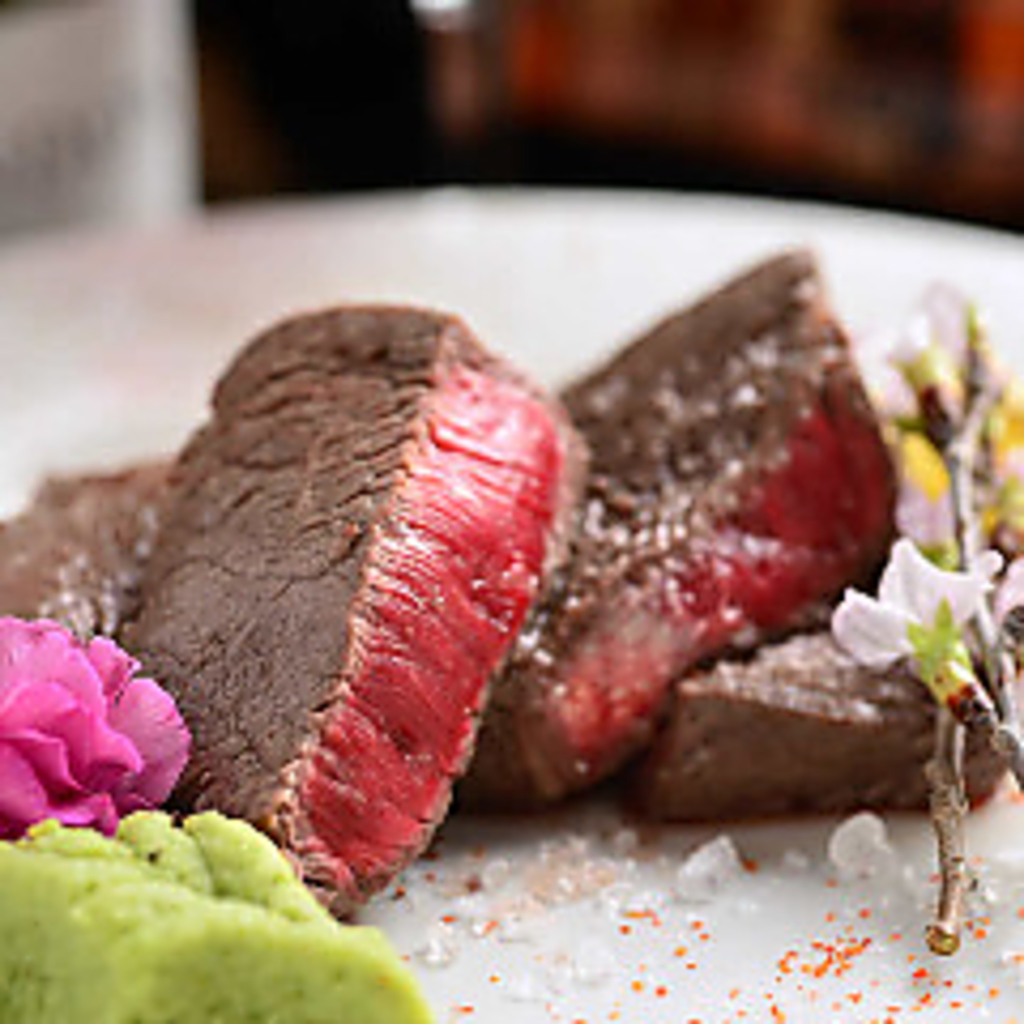 是非一度味わってほしい極上牛ステーキ…お肉の美味しさを愉しめる一品！