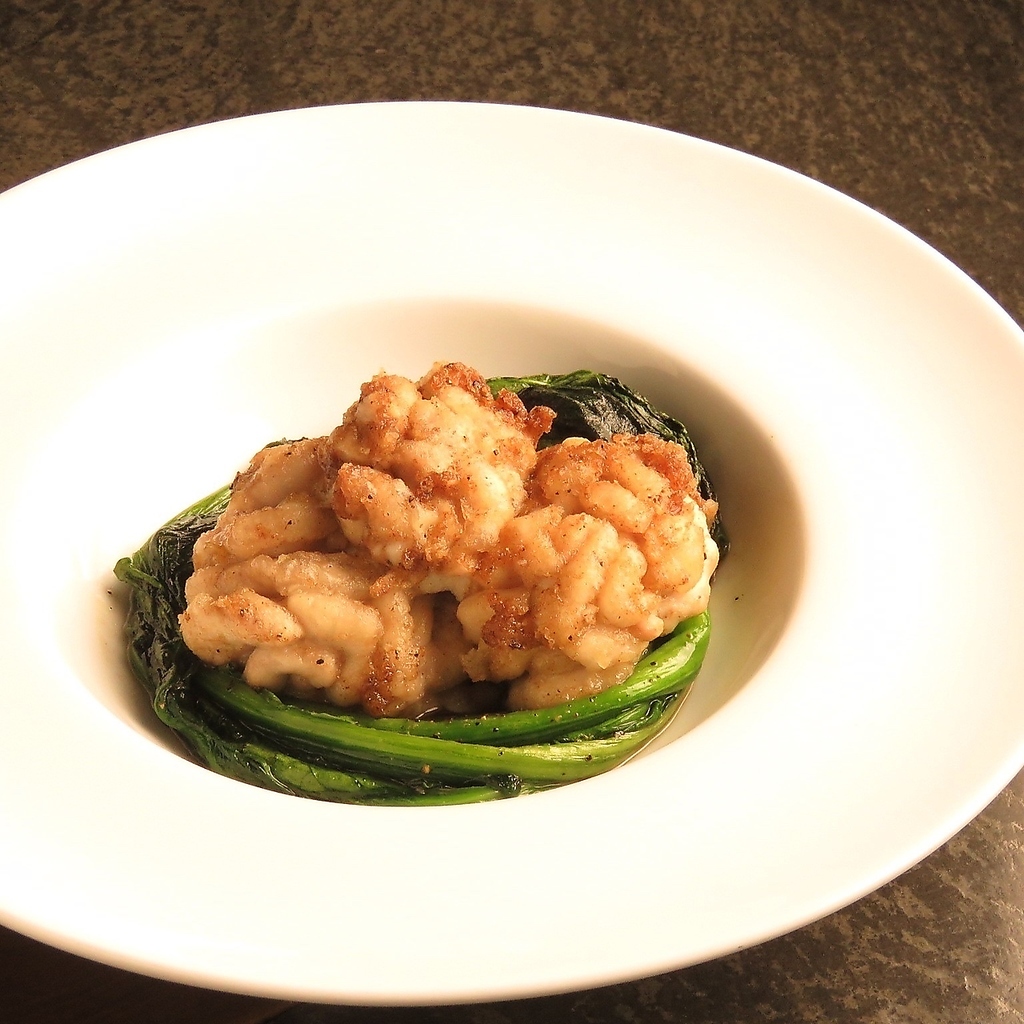 旬野菜を取り入れた、バリエーション豊かなタパスも自慢のひとつ。お酒とよく合います。
