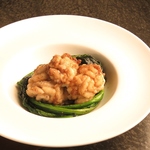 旬野菜を取り入れた、バリエーション豊かなタパスも自慢のひとつ。お酒とよく合います。