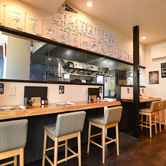 【1階】カウンター1～2名席、お一人様はもちろん、ご友人やデートなどのご利用も◎