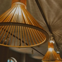 シックな内装に和テイストの照明が温かい雰囲気を演出♪