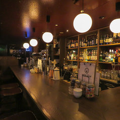 落ち着いた雰囲気の中で、おひとり様はもちろん、ご夫婦やカップル、会社の同僚と…大切な方とゆっくりお酒と会話を楽しめる空間をご用意しています。二次会やデートの締めくくりに、心地よい時間をお過ごしください。