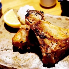 【かんぱちカマの塩焼き】脂のりが最高！レモンと大根おろしでいただく、魚好きにささげる一品。の写真