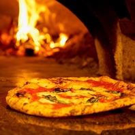 ピザ窯で焼き上げるナポリピッツァは絶品♪