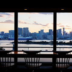 カウンターのお席からも外の景色を眺めることができます！お一人での食事はもちろん、カップルのお客様にもおすすめです。