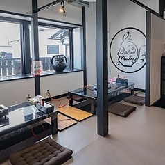 ご友人やお仕事仲間など、グループ利用に便利なテーブル席。さまざまな用途に幅広くご利用いただけます。