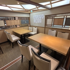 開放感のある和モダンな空間に配置された8名様用テーブル席。明るく上品な内装と程よい仕切りで、プライベート感も確保されています。ご家族でのお食事やご友人との集まり、少人数のご宴会やお祝い事など、さまざまなシーンに対応可能。落ち着いた空間でゆったりとお過ごしいただけます。