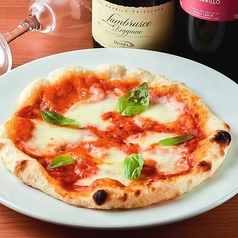 マルゲリータ/ミートソースとトマトのピッツァ/3種のチーズピザ/ブラックキーマカレー ピッツァ