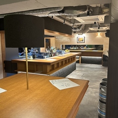 店内にテーブル席をご用意しております。椅子はございませんが、スタンディングスタイルならではの活気ある雰囲気の中で、リラックスした時間をお過ごしいただけます。ぜひ皆様で楽しいひとときをお過ごしください。お待ちしております!