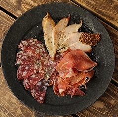 ハムの盛り合わせ(イタリアンサラミ、パルマ産生ハム、自家製スモークチキン)(Asoorted ham)