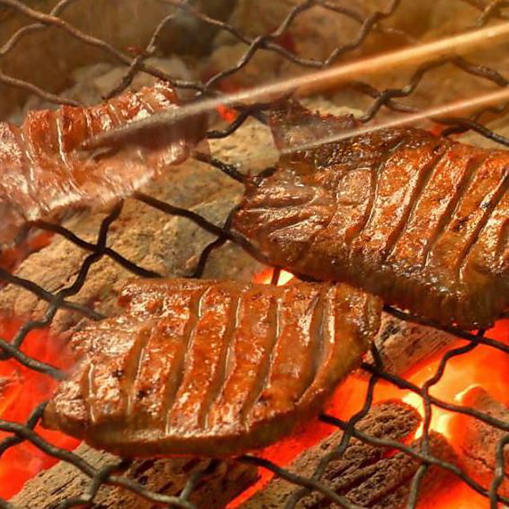 2種類の炭を使用し職人技で焼き上げます！そんな牛たんはまわりはサクッ、中はレアに柔らかです