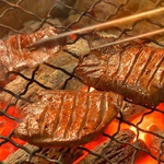 2種類の炭を使用し職人技で焼き上げます！そんな牛たんはまわりはサクッ、中はレアに柔らかです