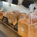 愛知県産の国産小麦を使用したパン。月・火・水・金は食パン、木・土はフランスパンをご用意しております。