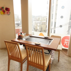 昼は明るい光が差し込む窓際席も、夜はやわらかな照明のもとで落ち着いた雰囲気に。距離感が心地よく、友人同士や同僚との平日飲みにもおすすめです。鉄板を囲んで過ごす夜は、会話も自然と弾みます。